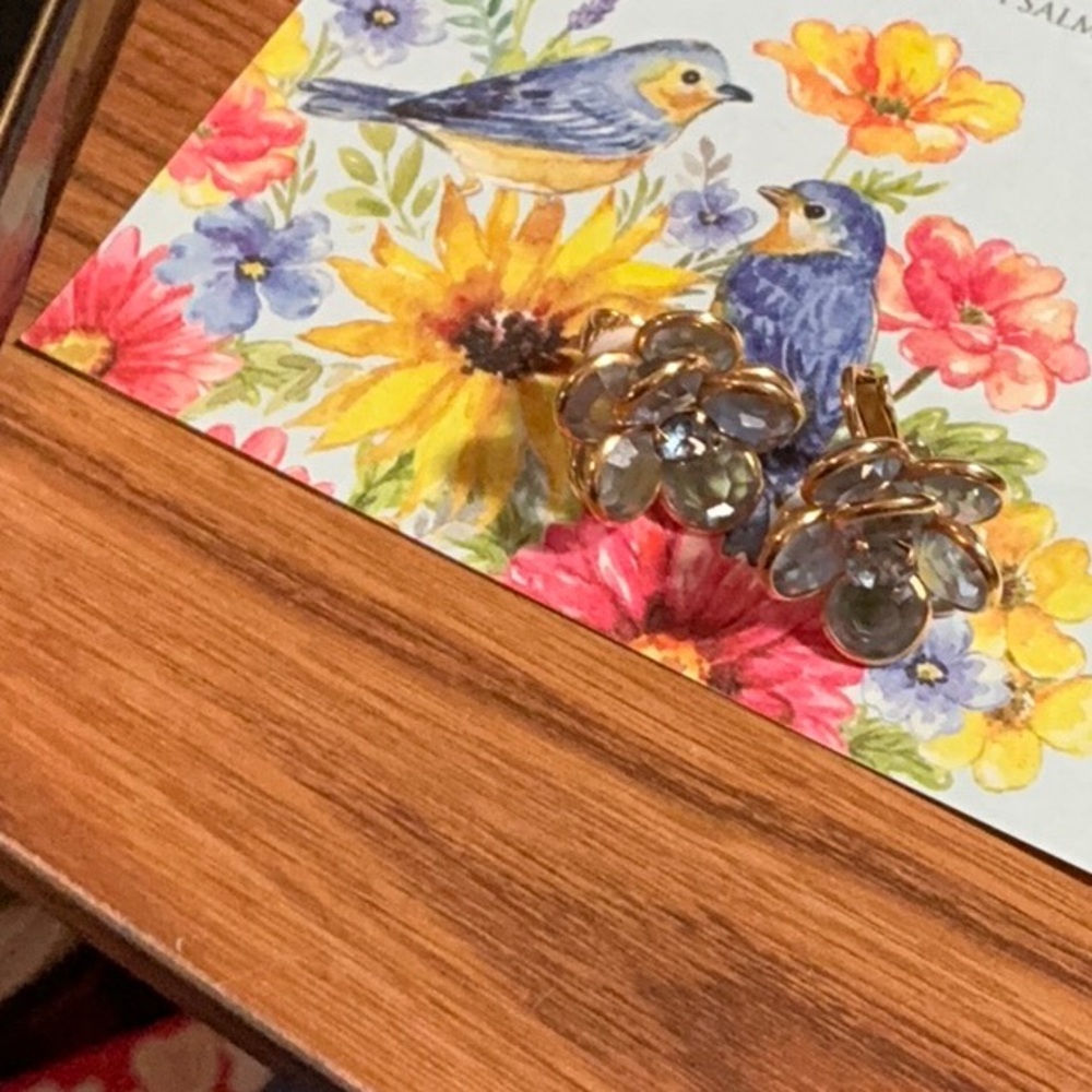 Vintage clip earrings. Blue clusters of flowers on gold toned backing. - Picture 4 of 4